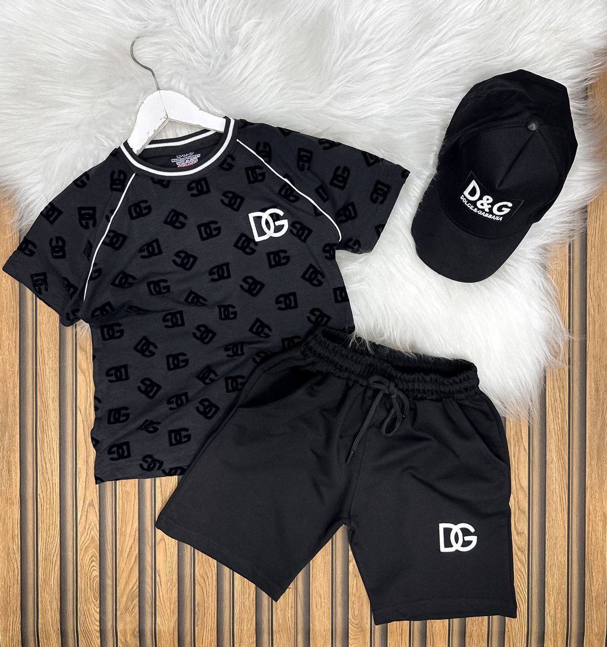 60f89bce-3373-42fa-94c0-50f3c9df7773 Dolce Gabbana Baskılı Şapka, Şort Ve tişört Üçlü Yazlık takım - Görsel 1