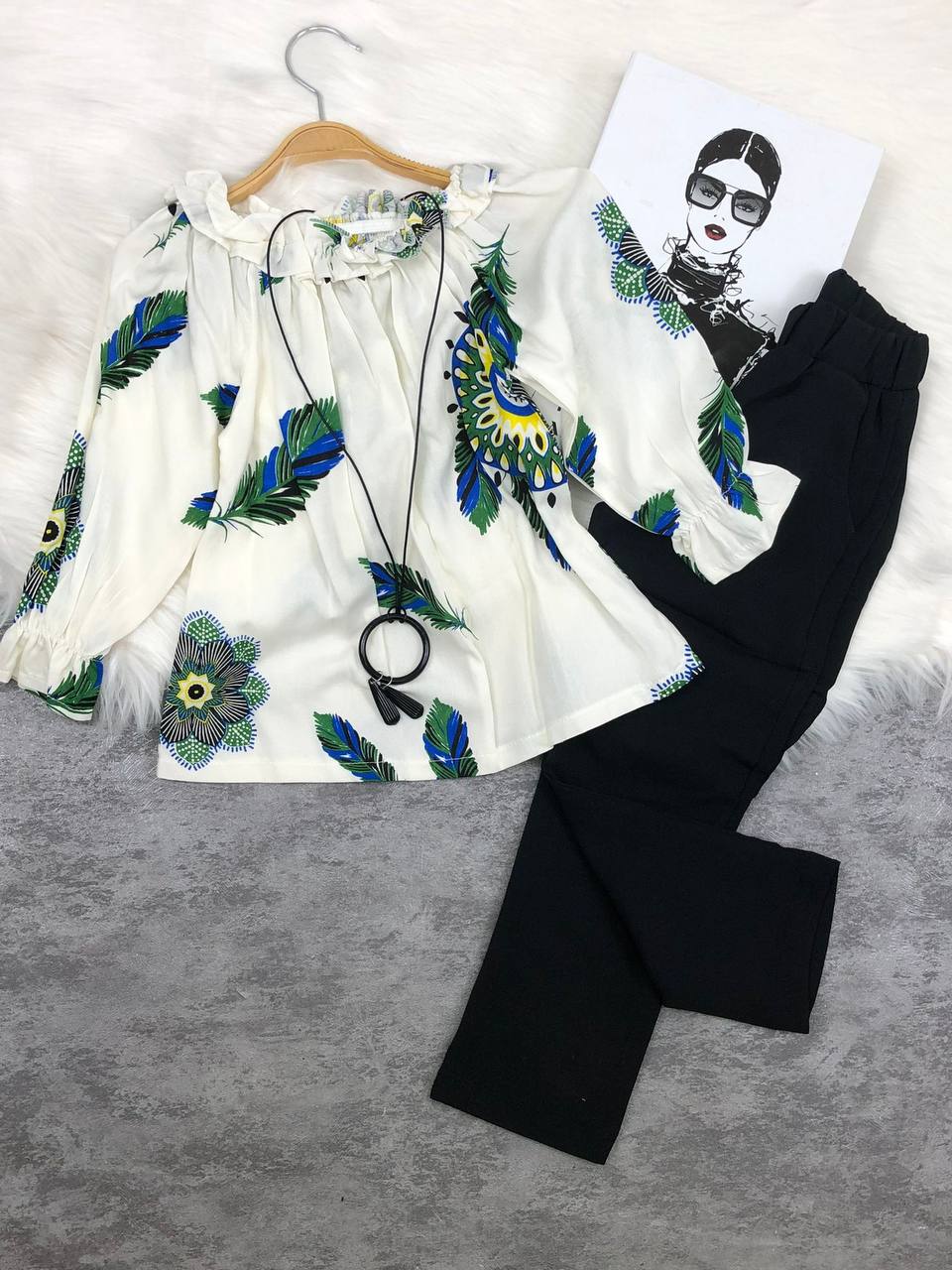 dde48679-7400-4e31-b309-6db80decb190-Kopya Şıklığın Zarif Dokunuşu: Desenli Bluz & Pantolon Kombin - Görsel 1